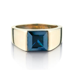 18kt White Gold Blue Sapphire Ring. 2.50 Carat Weight.