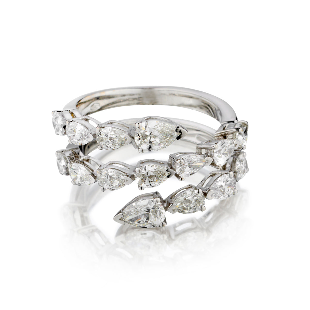18kt White Gold Diamond Serpentine Design Ring. 3.50ct Tw
