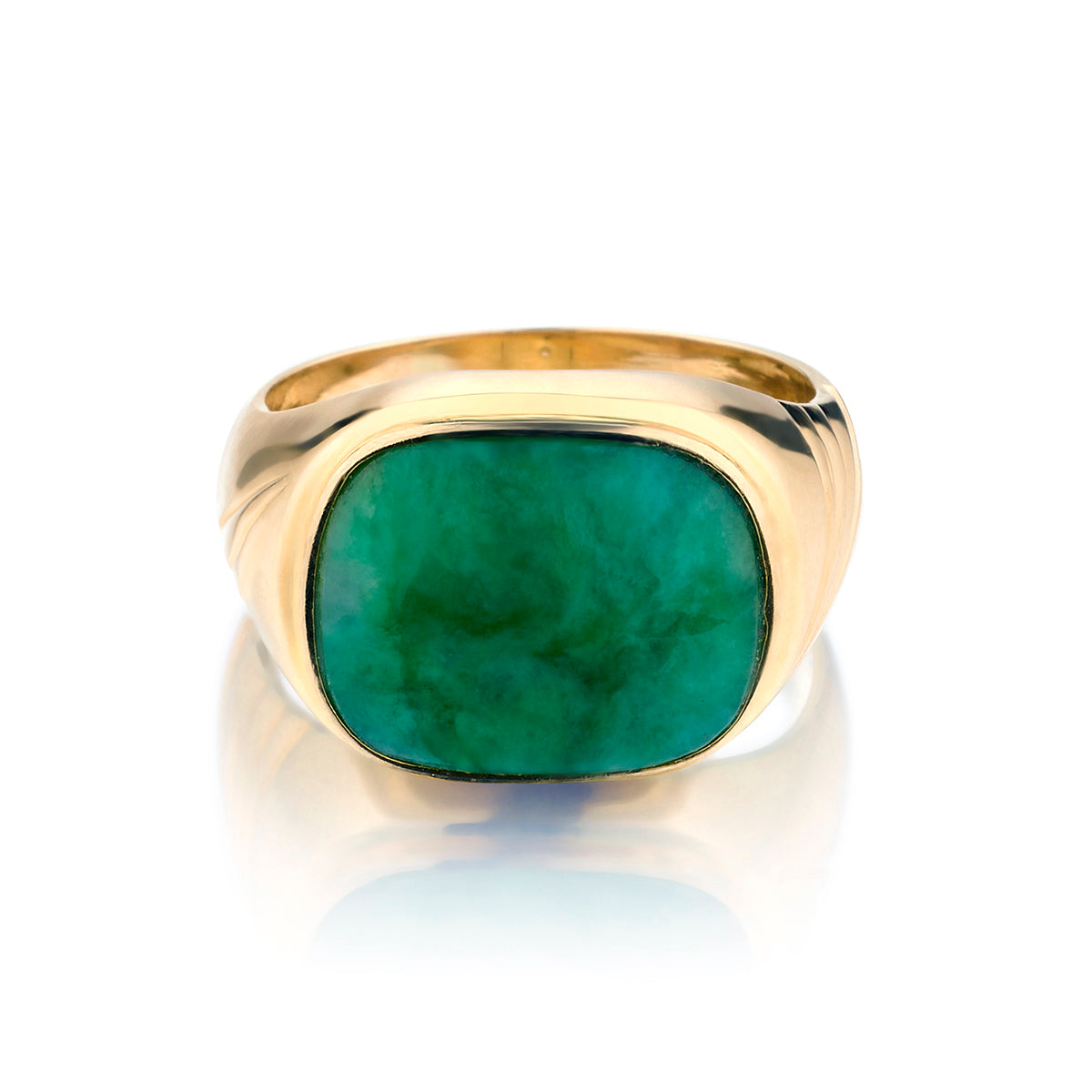 18kt Yellow Gold Jade Ring. Weight: 8.17 grams
