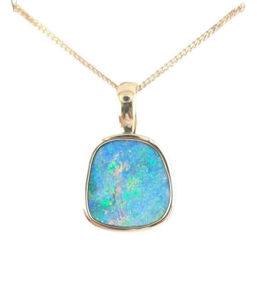 18KT YELLOW GOLD OPAL PENDANT AND CHAIN.