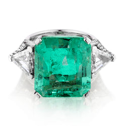 Ladies 18kt White Gold Green Emerald and Diamond Ring. 17.41ct