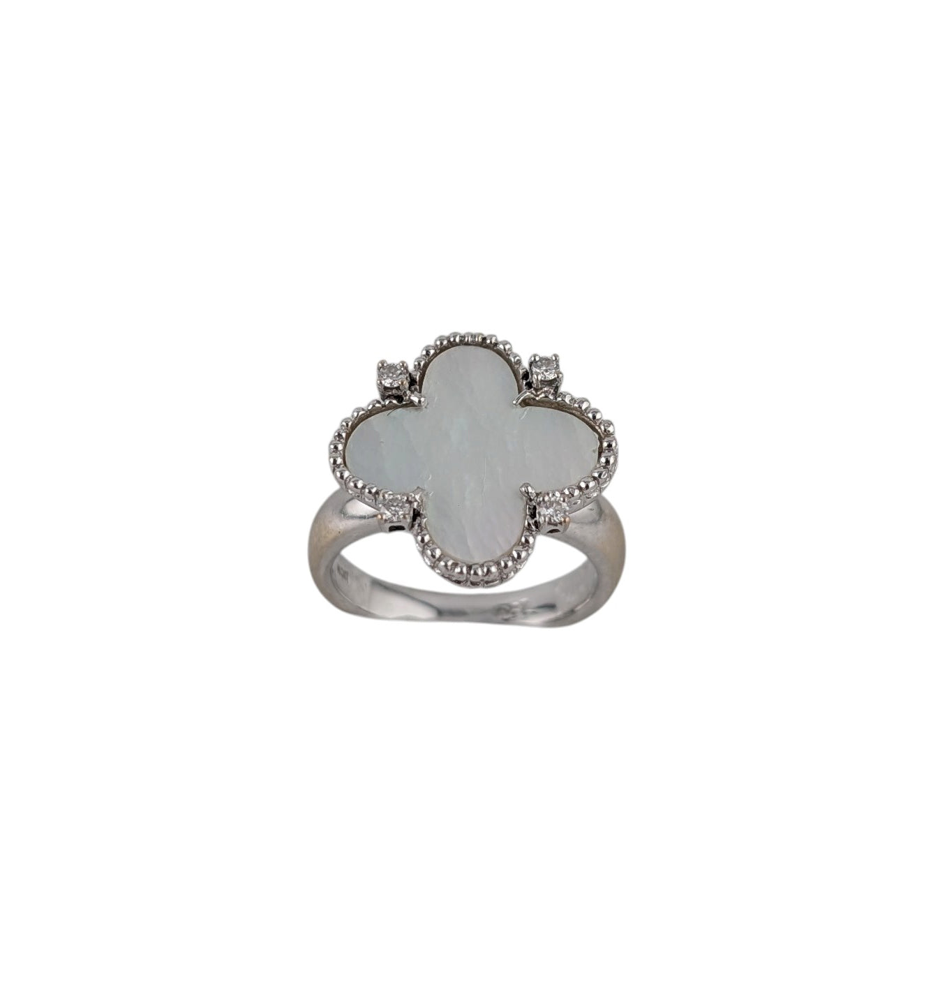 18KT WHITE GOLD FOUR LEAF CLOVER MOTIF RING WITH MOTHER OF PEARL INLAY