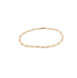 14KT YELLOW GOLD FIGARO STYLE BRACELET.