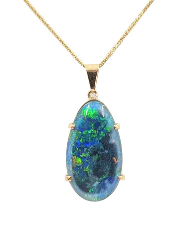 18kt Yellow Gold Oval Opal Pendant on Chain.