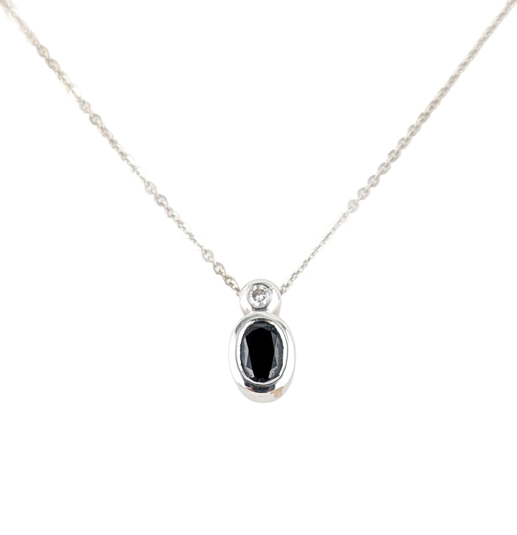 18KT WHITE GOLD SAPPHIRE PENDANT AND CHAIN.