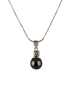 18KT LADIES PEARL & DIAMOND PENDANT AND CHAIN.