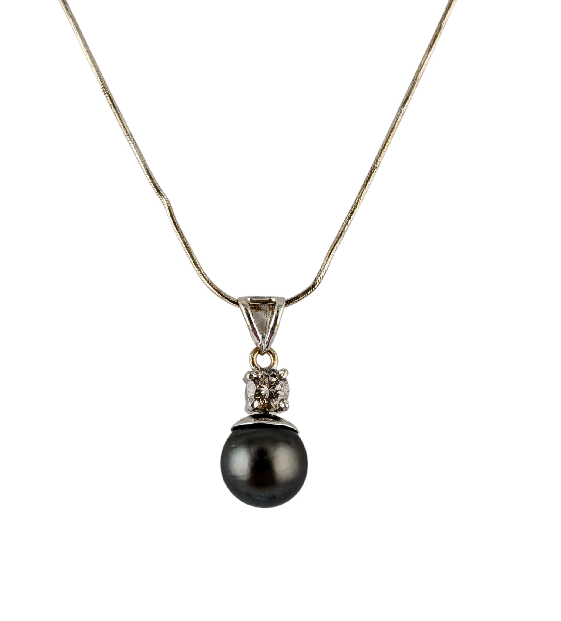 18KT LADIES PEARL & DIAMOND PENDANT AND CHAIN.
