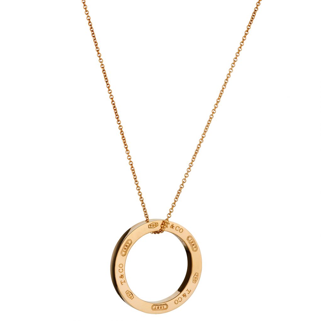 Tiffany T diamond and black onyx circle pendant in 18k gold. | Tiffany & Co.