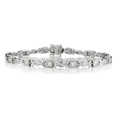 18kt White Gold Diamond Bracelet Featuring 2.15ct Tw